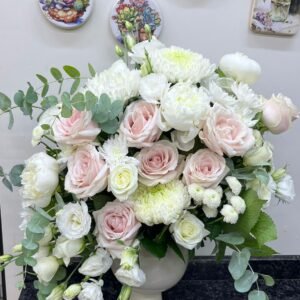 Porselen vazoda beyaz & soft çiçekler